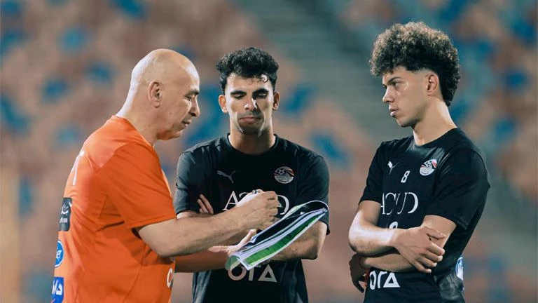 "تمارض ورفض ومشادة".. أزمات حسام حسن مع لاعبي منتخب مصر 1 "تمارض ورفض ومشادة".. أزمات حسام حسن مع لاعبي منتخب مصر