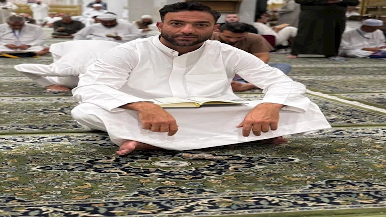 ميدو يؤدي مناسك العمرة "فيديو" 1 ميدو يؤدي مناسك العمرة "فيديو"