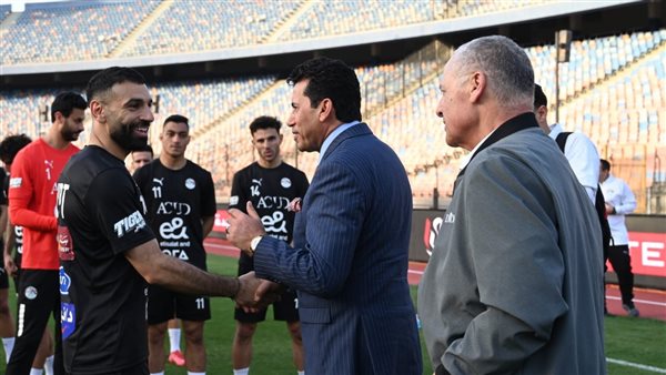 وزير الرياضة يطالب الجماهير بمؤازرة المنتخب الوطني فى مباراة سيراليون 1 وزير الرياضة مع منتخب