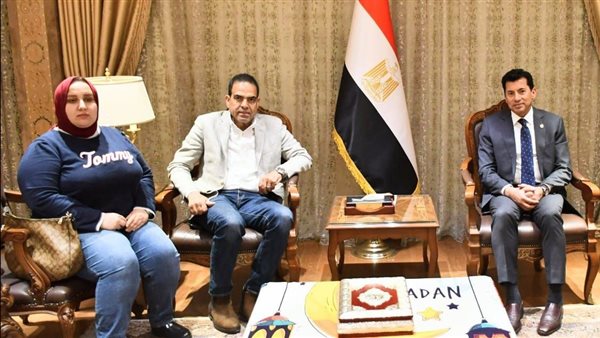 وزير الشباب والرياضة يستقبل أسرة لاعب الإسكواش محمد زكريا 1 وزير الشباب والرياضة