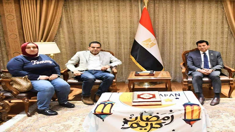 يؤكد دعمه للأبطال.. وزير الرياضة يستقبل أسرة لاعب الاسكواش 1 يؤكد دعمه للأبطال.. وزير الرياضة يستقبل أسرة لاعب الاسكواش