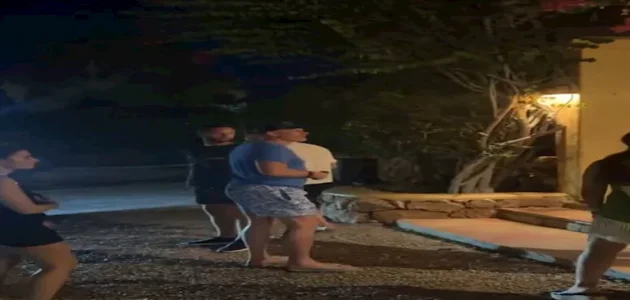 بسبب "شبشب".. منع أسطورة ليفربول دخول ملهى ليلي (فيديو) 1 بسبب "شبشب".. منع أسطورة ليفربول دخول ملهى ليلي (فيديو)