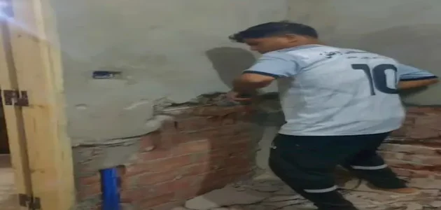 تعب وقهر.. لاعب بلقاس بين العمل في الهدم والتكسير وكرة القدم 1 تعب وقهر.. لاعب بلقاس بين العمل في الهدم والتكسير وكرة القدم