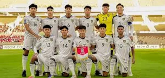سقط في حفرة.. إصابة لاعب إندونيسيا أثناء الاحتفال مع الجماهير (فيديو)