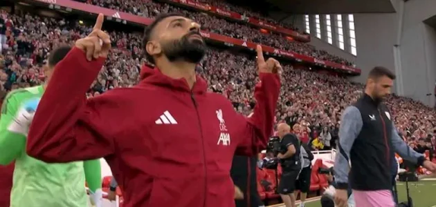 محمد صلاح ينشر صورة لحذائه.. ما التفاصيل؟