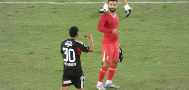 مشجع يمنح محمد صلاح هدية مميزة عقب مباراة يوكوهاما الودية 1 مشجع يمنح محمد صلاح هدية مميزة عقب مباراة يوكوهاما الودية