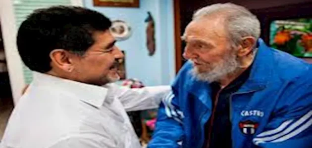 وشم صورته على ساقه وتوفيا بنفس اليوم.. حكاية صداقة مارادونا وكاسترو