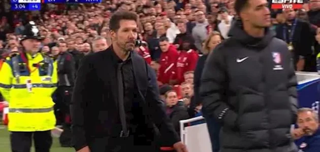 5 صور لمشادة سيميوني ومشجع ليفربول بعد نهاية المباراة