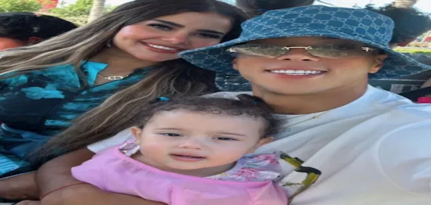 إمام عاشور ينشر صورة مع ابنته وزوجته من الساحل 1 إمام عاشور ينشر صورة مع ابنته وزوجته من الساحل