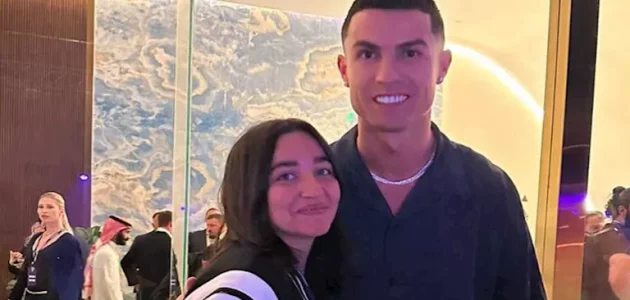 ابنة مطرب مصري تخطف الأنظار بصورة مع رونالدو.. ما القصة؟