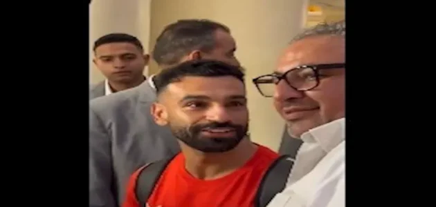 كيف تعامل محمد صلاح مع محبيه في فندق إقامة منتخب مصر؟ (فيديو وصور) 1 كيف تعامل محمد صلاح مع محبيه في فندق إقامة منتخب مصر؟ (فيديو وصور)