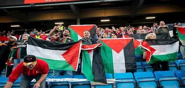 علم فلسطين حاضر في مباراة النرويج والكيان الصهيوني بتصفيات كأس العالم 1 علم فلسطين حاضر في مباراة النرويج والكيان الصهيوني بتصفيات كأس العالم