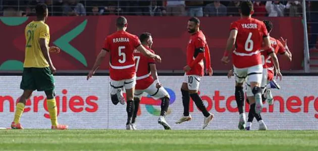 «قائد الأوركسترا».. «ليكيب» الفرنسية تتغنى بنجم منتخب مصر بعد مباراة جنوب إفريقيا