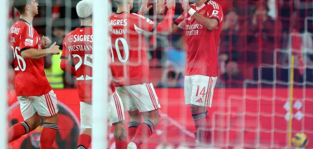 مدافع جديد من بنفيكا على طاولة برشلونة | كووورة