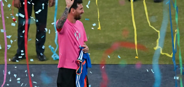 ميسي يتلقى أثمن هدية في حياته.. لن تصدق سعرها! | كووورة 1 ميسي يتلقى أثمن هدية في حياته.. لن تصدق سعرها! | كووورة