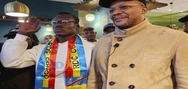 5 صور من زيارة المشجع “لومومبا” لبعثة الجزائر