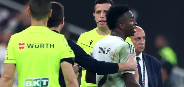 ماذا كتب الحكم في تقريره عن مشادة فينيسيوس وسيميوني بديربي السوبر؟ | كووورة 1 ماذا كتب الحكم في تقريره عن مشادة فينيسيوس وسيميوني بديربي السوبر؟ | كووورة